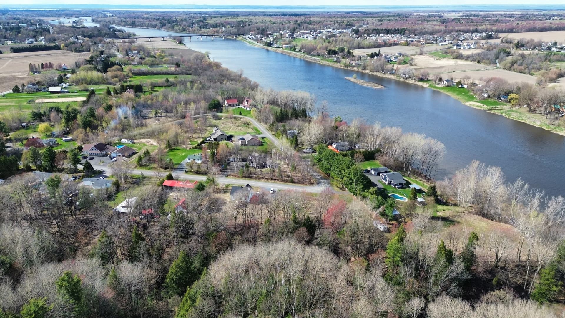 Vue aérienne par drone d'un secteur résidentiel en bordure de rivière au Centre-du-Québec