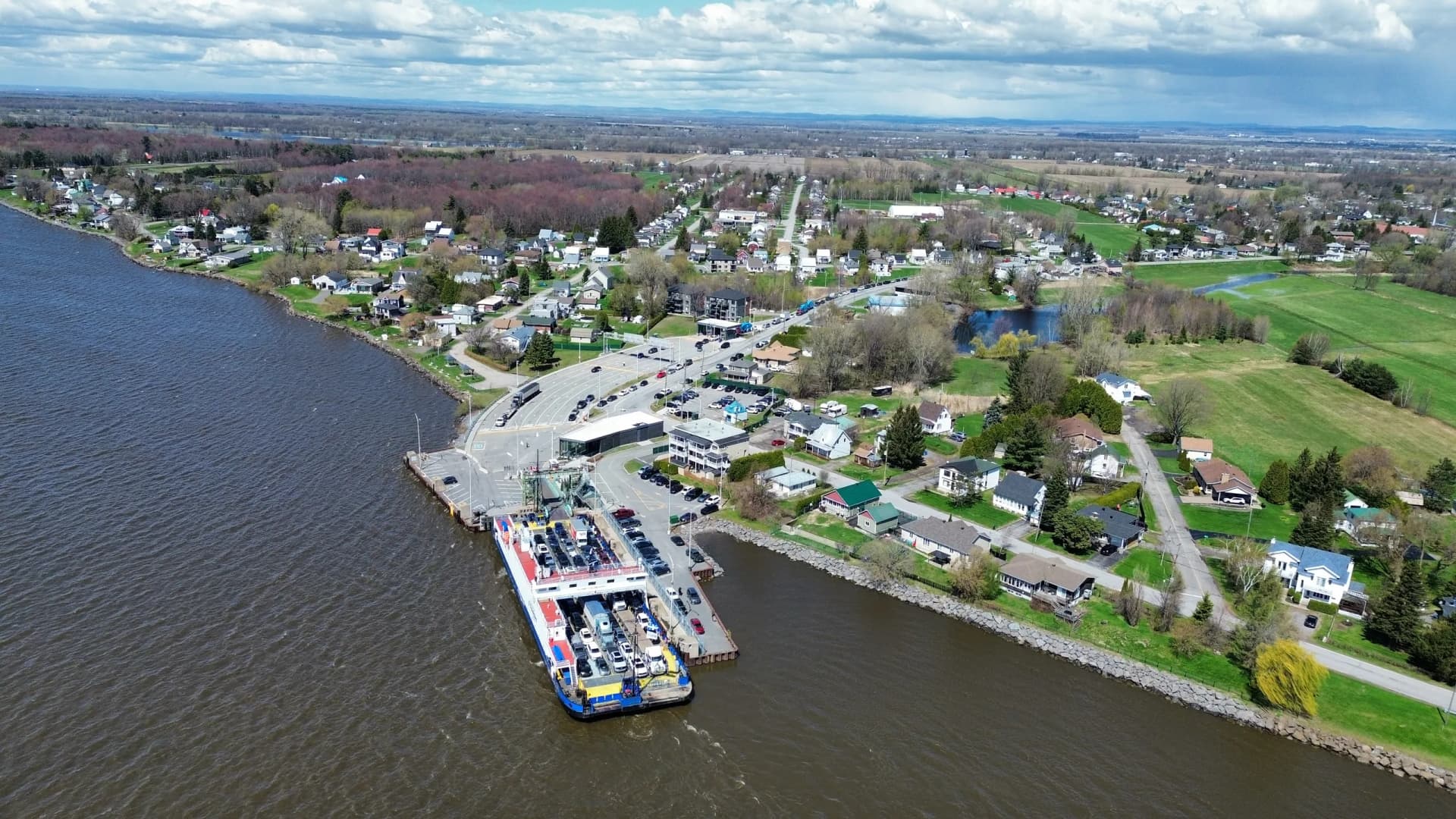 Vue aérienne par drone d'une municipalité riveraine desservie par Éval+ au Québec
