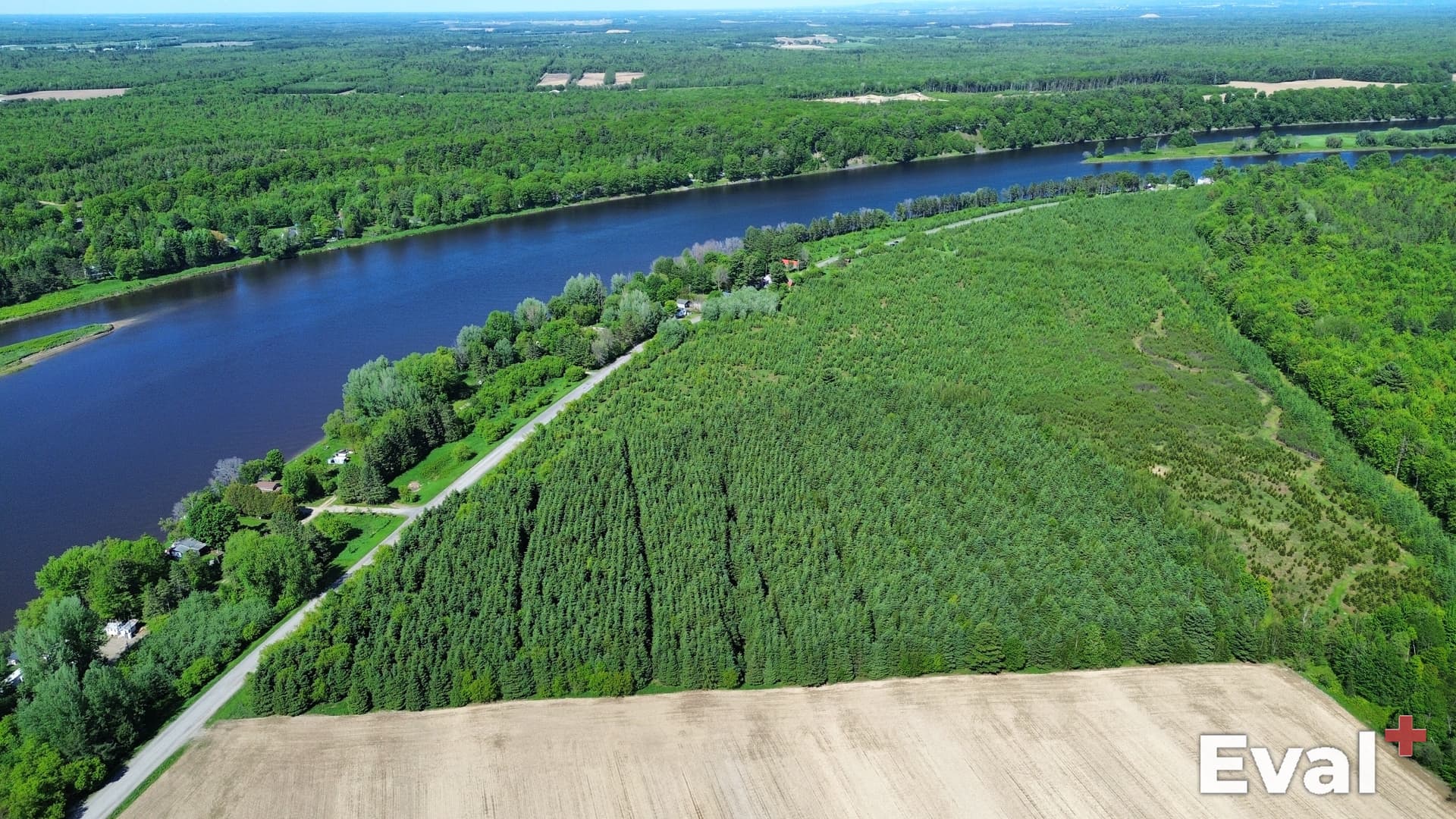Vue aérienne par drone à Drummondville, Centre-du-Québec — évaluation immobilière Éval+