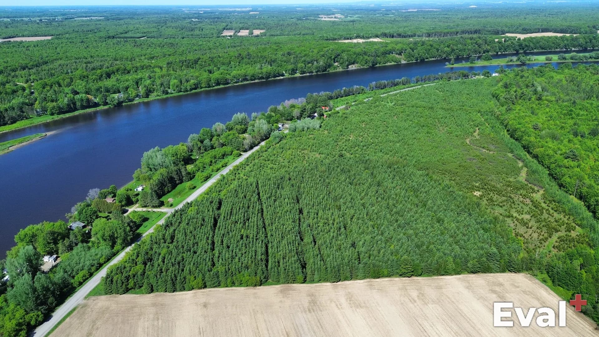 Vue aérienne par drone d'un secteur résidentiel de Drummondville, Centre-du-Québec