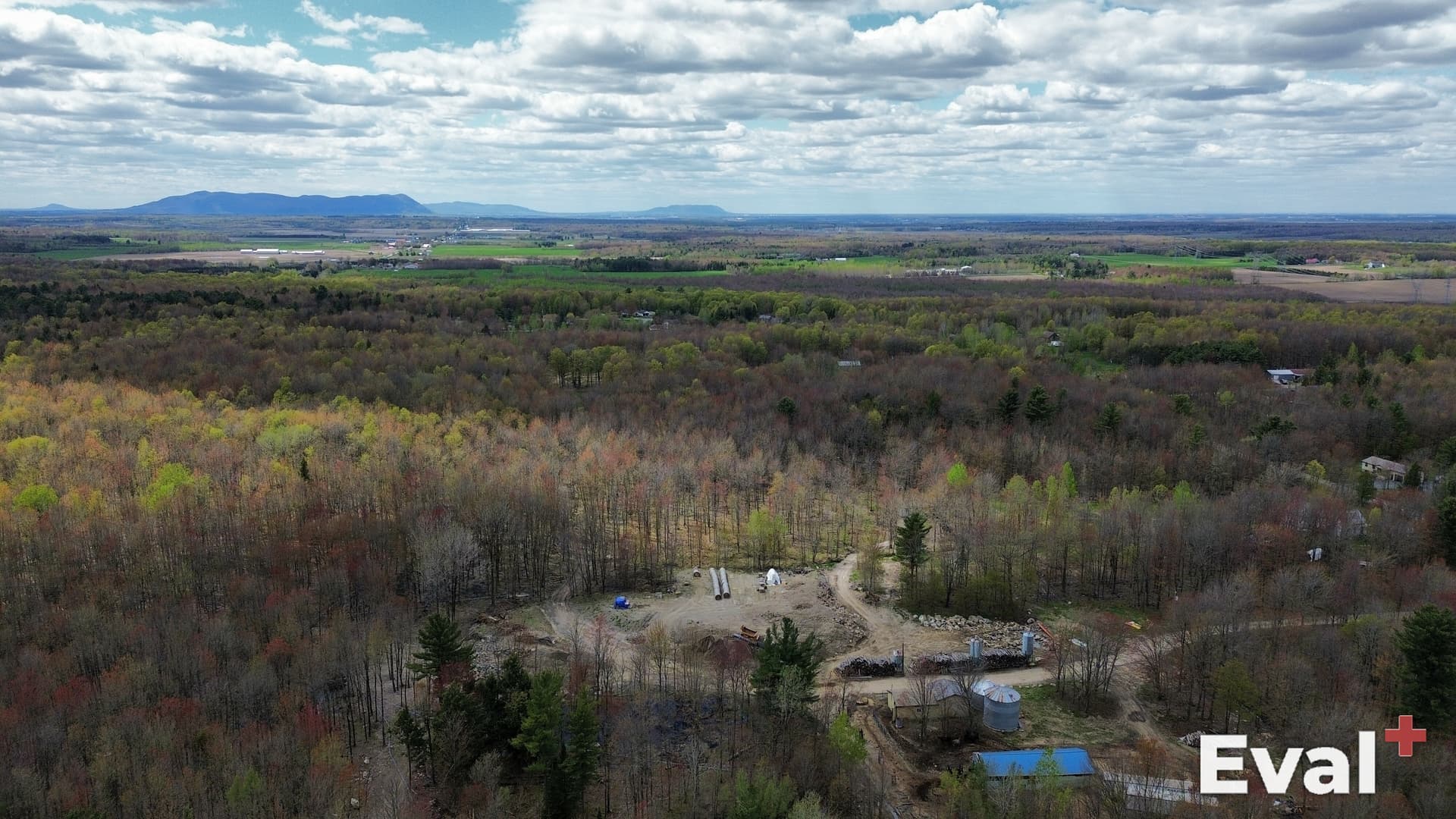 Vue aérienne par drone à Roxton Pond, Estrie — évaluation immobilière Éval+