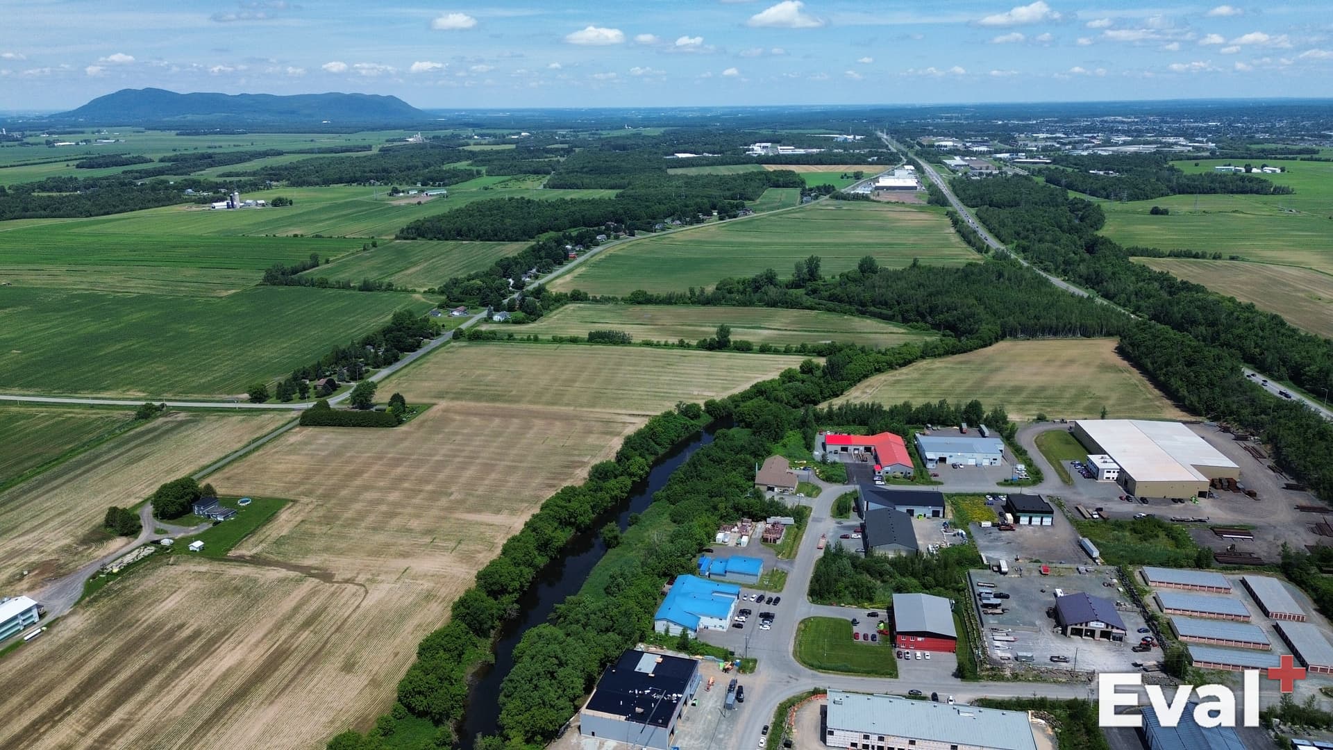 Vue aérienne par drone à Saint-Alphonse-de-Granby, Estrie — évaluation immobilière Éval+