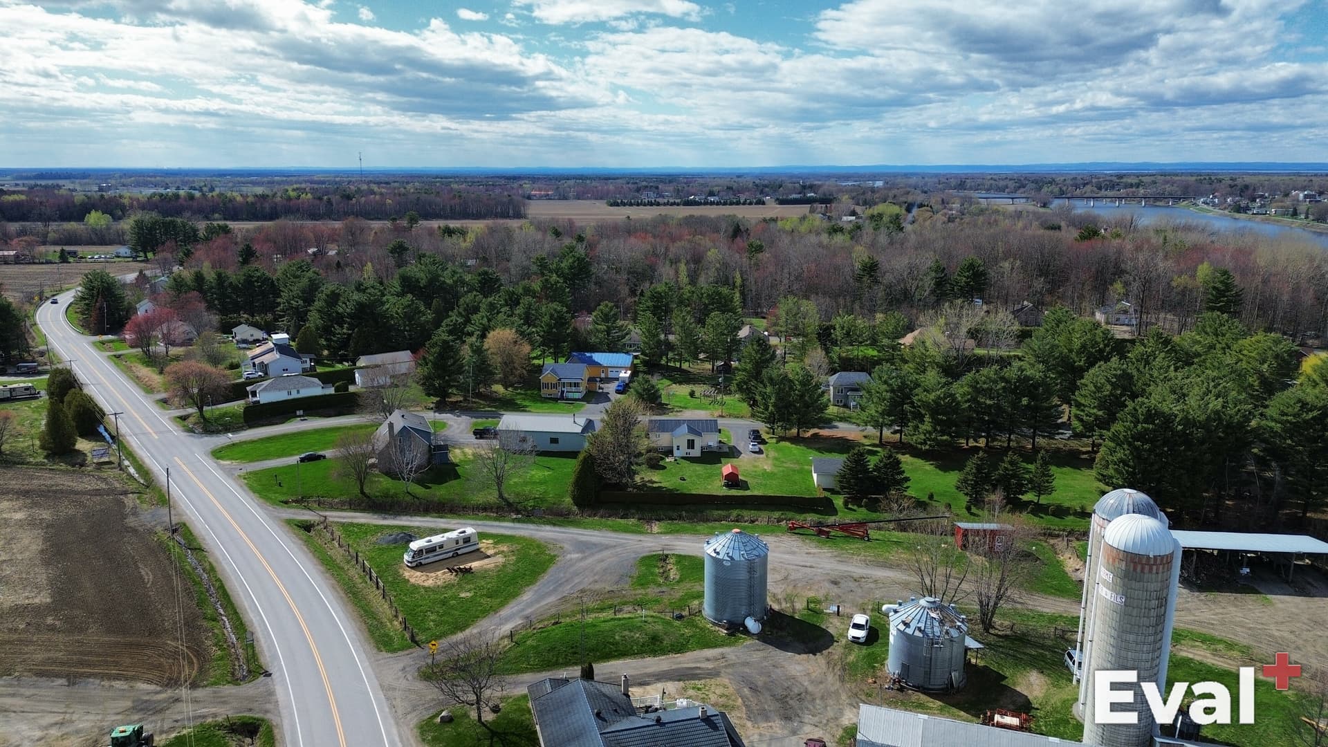 Vue aérienne par drone à Saint-François-du-Lac, Centre-du-Québec — évaluation immobilière Éval+