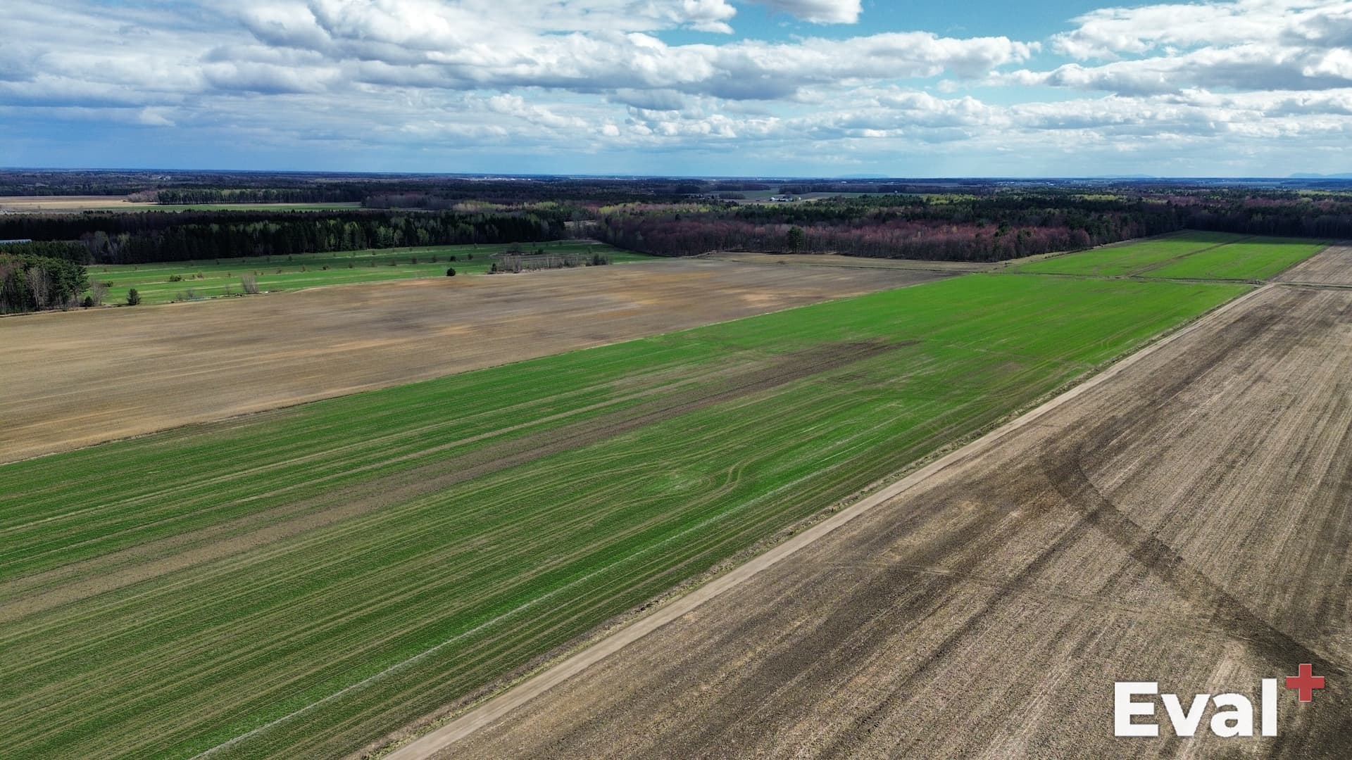 Paysage de Saint-François-du-Lac (Centre-du-Québec) vu du ciel par drone — Éval+ évaluation immobilière