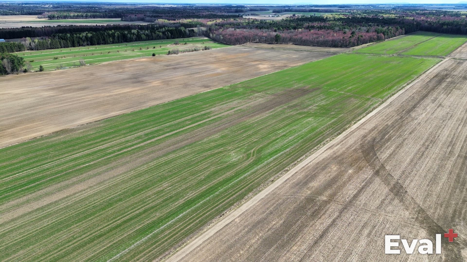 Vue aérienne par drone à Saint-François-du-Lac, Centre-du-Québec — évaluation immobilière Éval+
