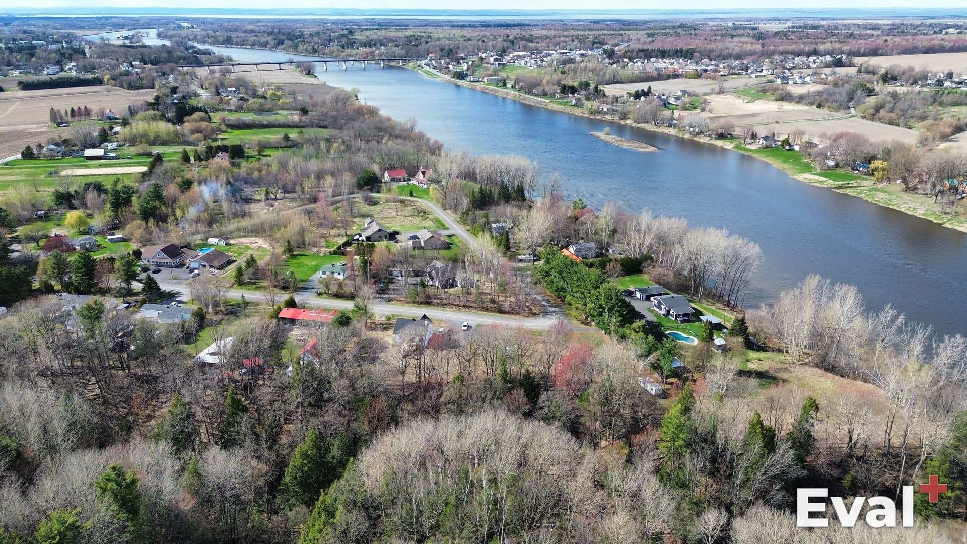 Vue aérienne par drone à Saint-François-du-Lac, Centre-du-Québec — évaluation immobilière Éval+