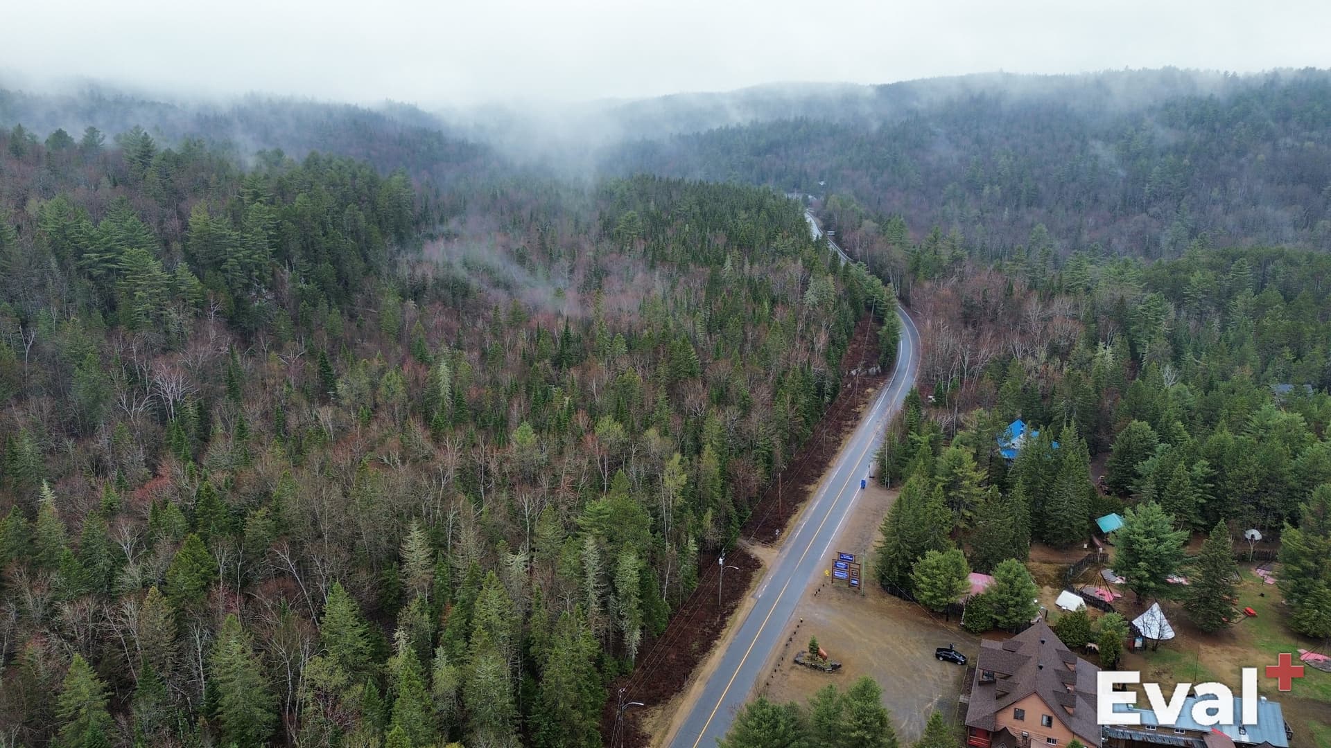 Vue aérienne par drone à Saint-Mathieu-du-Parc, Mauricie — évaluation immobilière Éval+