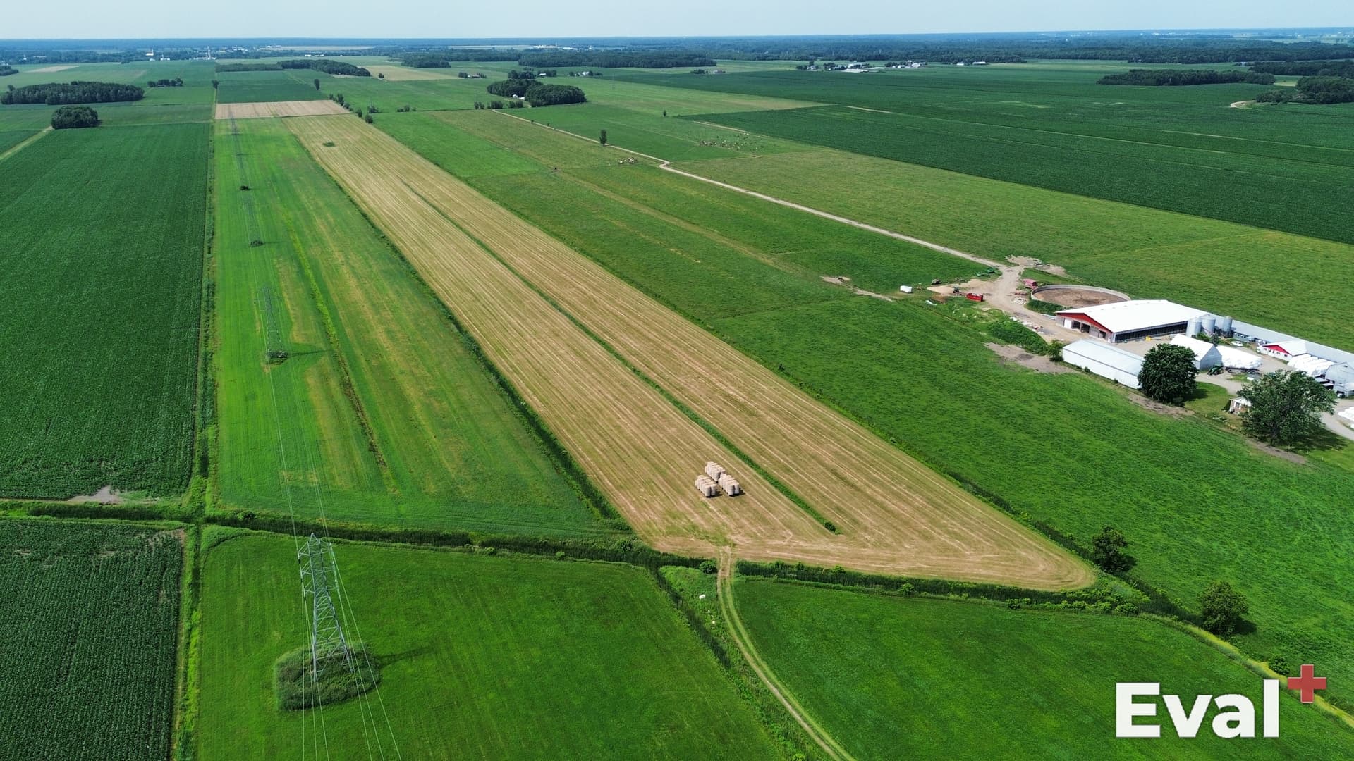 Vue aérienne par drone à Sainte-Perpétue, Centre-du-Québec — évaluation immobilière Éval+
