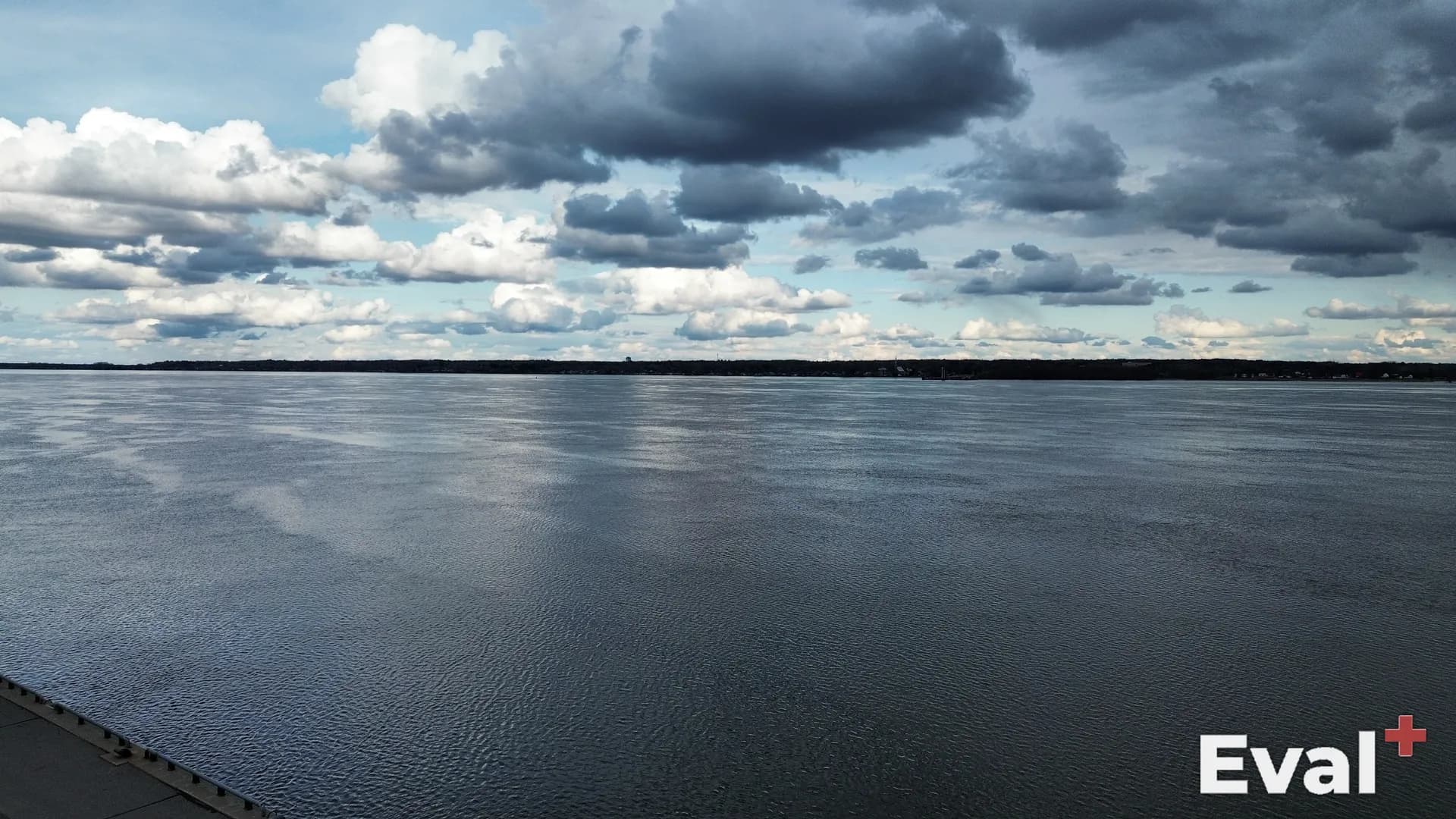 Vue aérienne par drone du fleuve Saint-Laurent captée lors d'un mandat d'évaluation à Trois-Rivières
