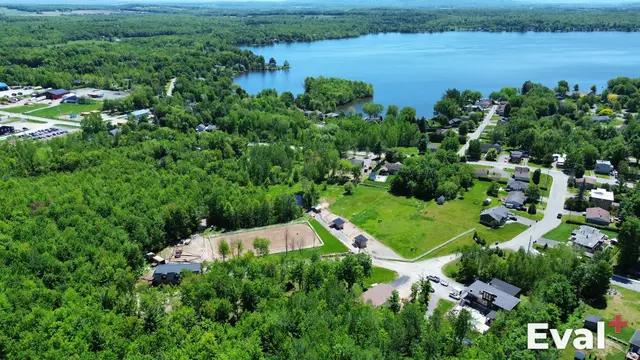 Drone shot over Roxton Pond, Estrie — Éval+ real estate appraisers