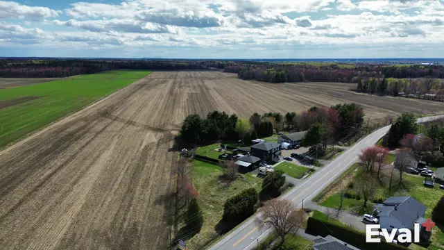 Drone shot over Saint-François-du-Lac, Centre-du-Québec — Éval+ real estate appraisers