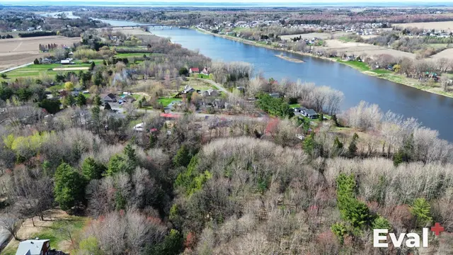Saint-François-du-Lac (Centre-du-Québec) seen from the sky by drone — Éval+ property appraisal