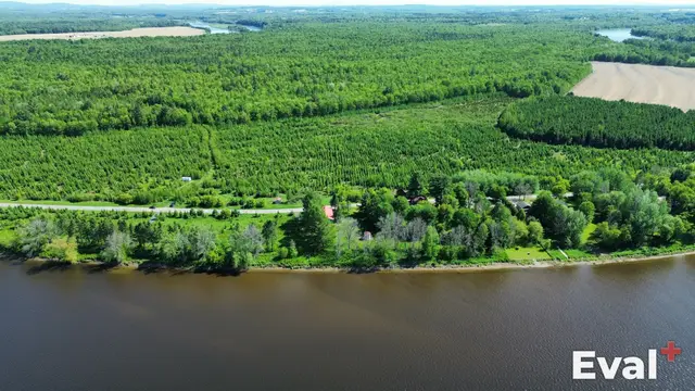 Vue aérienne par drone à Saint-Lucien, Centre-du-Québec — évaluation immobilière Éval+